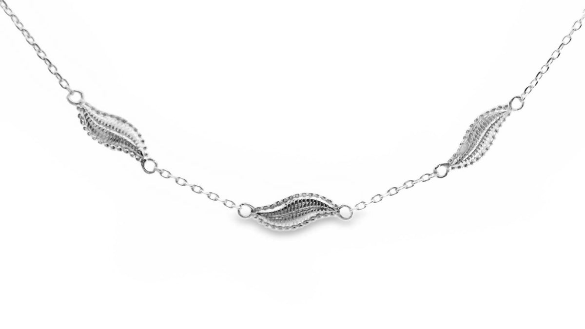 Aime-Toi Sterling Silver Leaf Design Necklace